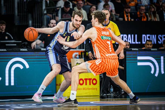 Neu Ulm, Deutschland, 22.04.26: Malte Delow (ALBA Berlin) und Tobias Jensen (ratiopharm ulm) im Zweikampf waehrend des Basketball Bundesliga Spiels zwischen ratiopharm ulm vs ALBA Berlin in der ratiopharm Arena am 22. April 2026 in Neu Ulm, Deutschland. (Foto von Harry Langer DeFodi Images) ratiopharm Arena, Germany, 22.04.26: Malte Delow (ALBA Berlin) und Tobias Jensen (ratiopharm ulm) battle for the ball during the Basketball Bundesliga match between ratiopharm ulm vs ALBA Berlin at Neu Ulm on April 22, 2026 in ratiopharm Arena, Germany. (Photo by Harry Langer DeFodi Images) (Photo by Harry Langer DeFodi Images) -