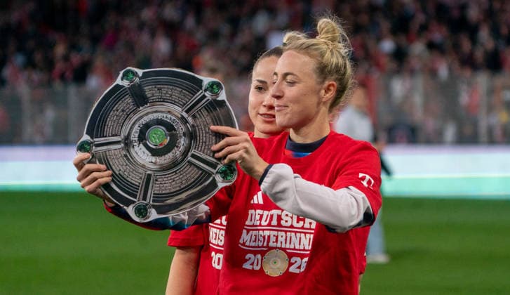 22.4.2026, Fußball, GER, Frauen, Google Pixel Frauen-Bundesliga, 23. Spieltag, 1. FC Union Berlin - FC Bayern München Carolin Simon (FC Bayern München, re.) und Giulia Gwinn (FC Bayern München, li.) jubeln mit einer Meisterschale aus Pappe. Berlin Stadion Alte Försterei Brandenburg Deutschland