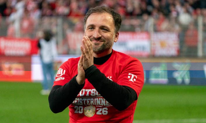 22.4.2026, Fußball, GER, Frauen, Google Pixel Frauen-Bundesliga, 23. Spieltag, 1. FC Union Berlin - FC Bayern München Trainer Jose Antonio Barcala Garcia (FC Bayern München) jubelt nach dem Gewinn der Meisterschaft. Berlin Stadion Alte Försterei Brandenburg Deutschland