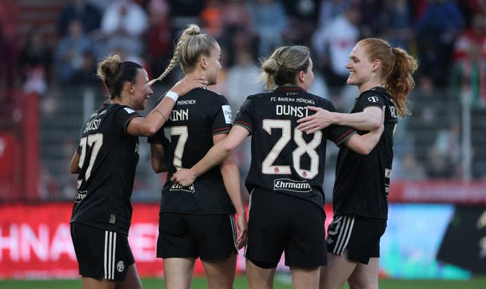 Giulia Gwinn jubelt nach Tor zum 2:3 mit Klara Bühl, Barbara Dunst, Stine Ballisager Freude Emotion Fußball Fussball 1. Bundesliga Damen Frauen 23. Spieltag Saison 2025 2026 22.04.2026 1.FC Union Berlin vs. FC Bayern München FCB DFL regulations prohibit any use of photographs as image sequences and or quasi-video