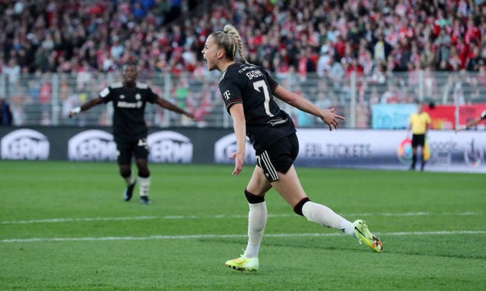 Giulia Gwinn jubelt nach Tor zum 2:3 Freude Emotion Fußball Fussball 1. Bundesliga Damen Frauen 23. Spieltag Saison 2025 2026 22.04.2026 1.FC Union Berlin vs. FC Bayern München FCB DFL regulations prohibit any use of photographs as image sequences and or quasi-video