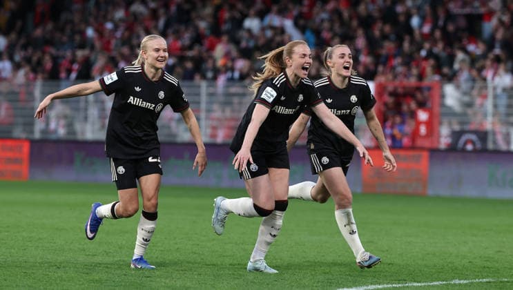 Pernille Harder, Glodis Perla Viggosdottir, Georgia Stanway, Frauen des FC Bayern jubeln und feiern die Deutsche Meisterschaft Deutscher Meister Fußball Fussball 1. Bundesliga Damen Frauen 23. Spieltag Saison 2025 2026 22.04.2026 1.FC Union Berlin vs. FC Bayern München FCB DFL regulations prohibit any use of photographs as image sequences and or quasi-video