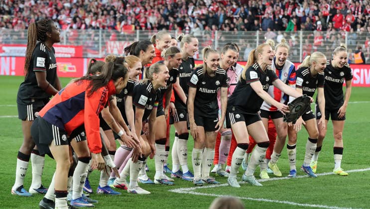 Stine Ballisager mit Meisterschale Attrappe, Frauen des FC Bayern jubeln und feiern die Deutsche Meisterschaft Deutscher Meister Fußball Fussball 1. Bundesliga Damen Frauen 23. Spieltag Saison 2025 2026 22.04.2026 1.FC Union Berlin vs. FC Bayern München FCB DFL regulations prohibit any use of photographs as image sequences and or quasi-video