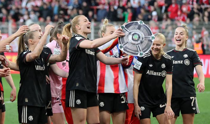 Stine Ballisager mit Meisterschale Attrappe, Frauen des FC Bayern jubeln und feiern die Deutsche Meisterschaft Deutscher Meister Fußball Fussball 1. Bundesliga Damen Frauen 23. Spieltag Saison 2025 2026 22.04.2026 1.FC Union Berlin vs. FC Bayern München FCB DFL regulations prohibit any use of photographs as image sequences and or quasi-video