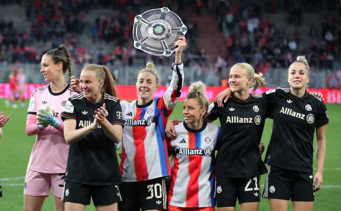 Torwart Maria Luisa Grohs, Stine Ballisager, Carolin Simon mit Meisterschale Attrappe, Linda Dallmann, Pernille Harder, Giulia Gwinn, Frauen des FC Bayern jubeln und feiern die Deutsche Meisterschaft Deutscher Meister Fußball Fussball 1. Bundesliga Damen Frauen 23. Spieltag Saison 2025 2026 22.04.2026 1.FC Union Berlin vs. FC Bayern München FCB DFL regulations prohibit any use of photographs as image sequences and or quasi-video