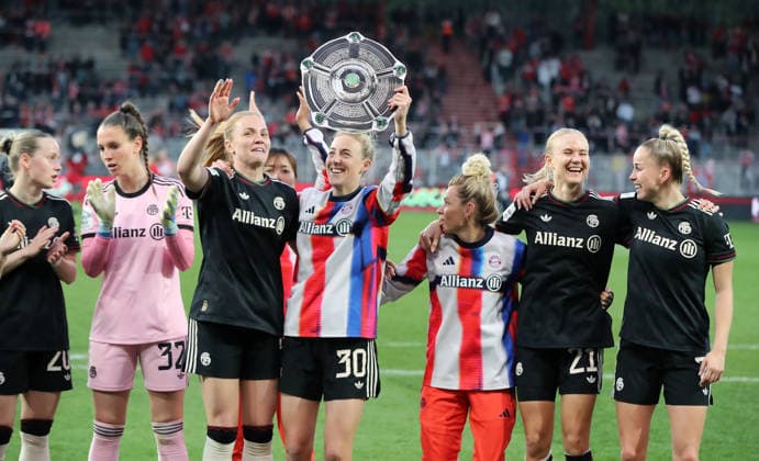 Franziska Kett, Torwart Maria Luisa Grohs, Stine Ballisager, Carolin Simon mit Meisterschale Attrappe, Linda Dallmann, Pernille Harder, Giulia Gwinn, Frauen des FC Bayern jubeln und feiern die Deutsche Meisterschaft Deutscher Meister Fußball Fussball 1. Bundesliga Damen Frauen 23. Spieltag Saison 2025 2026 22.04.2026 1.FC Union Berlin vs. FC Bayern München FCB DFL regulations prohibit any use of photographs as image sequences and or quasi-video