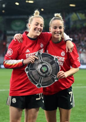 Carolin Simon mit Meisterschale Attrappe, Giulia Gwinn, Frauen des FC Bayern jubeln und feiern die Deutsche Meisterschaft Deutscher Meister Fußball Fussball 1. Bundesliga Damen Frauen 23. Spieltag Saison 2025 2026 22.04.2026 1.FC Union Berlin vs. FC Bayern München FCB DFL regulations prohibit any use of photographs as image sequences and or quasi-video