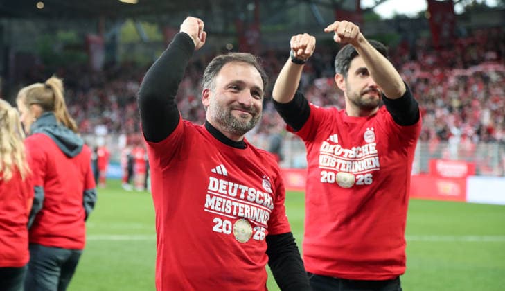 Trainer Jose Barcala, Torwarttrainer Michael Netolitzky, Frauen des FC Bayern jubeln und feiern die Deutsche Meisterschaft Deutscher Meister Fußball Fussball 1. Bundesliga Damen Frauen 23. Spieltag Saison 2025 2026 22.04.2026 1.FC Union Berlin vs. FC Bayern München FCB DFL regulations prohibit any use of photographs as image sequences and or quasi-video