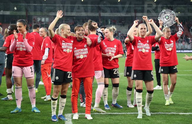 Torwart Maria Luisa Grohs, Pernille Harder, Momoko Tanikawa, Franziska Kett, Glodis Perla Viggosdottir, Carolin Simon mit Meisterschale Attrappe, Frauen des FC Bayern jubeln und feiern die Deutsche Meisterschaft Deutscher Meister Fußball Fussball 1. Bundesliga Damen Frauen 23. Spieltag Saison 2025 2026 22.04.2026 1.FC Union Berlin vs. FC Bayern München FCB DFL regulations prohibit any use of photographs as image sequences and or quasi-video