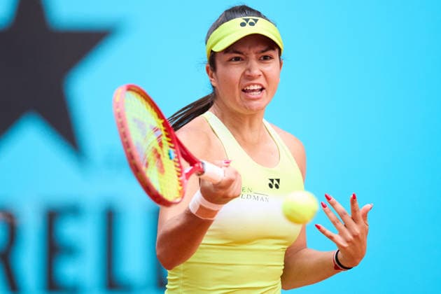 Mutua Madrid Open - Day Four Petra Marcinko of Croatia plays a forehand against Belinda Bencic of Switzerland during the GirlÕs Singles match on day four of the Mutua Madrid Open at Caja Magica on April 23, 2026, in Madrid, Spain. Madrid Caja Magica Madrid Spain RL_MMO2K26_000655 Copyright: xRicardoxLarreinax