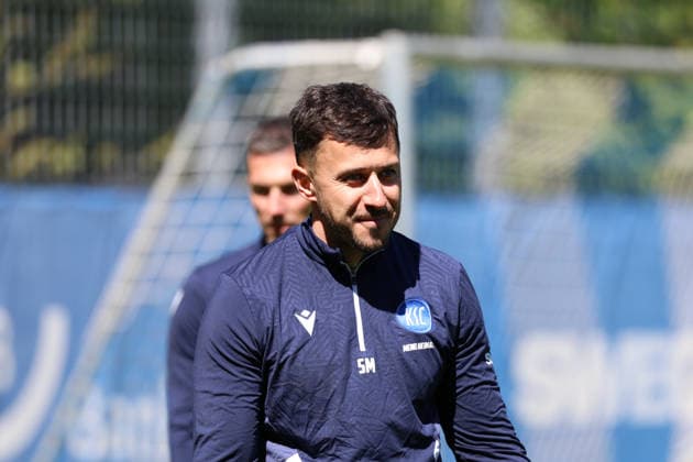 23.04.2026, xrekx, Fussball 2.Bundesliga, Karlsruher SC - Training v.l. Sirus Motekallemi Co-Trainer (Karlsruher SC) (DFL DFB REGULATIONS PROHIBIT ANY USE OF PHOTOGRAPHS as IMAGE SEQUENCES and or QUASI-VIDEO) Karlsruhe