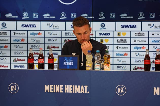 23.04.2026, xrekx, Fussball 2.Bundesliga, Karlsruher SC - Pressekonferenz v.l. Christian Eichner Trainer (Karlsruher SC) (DFL DFB REGULATIONS PROHIBIT ANY USE OF PHOTOGRAPHS as IMAGE SEQUENCES and or QUASI-VIDEO) Karlsruhe