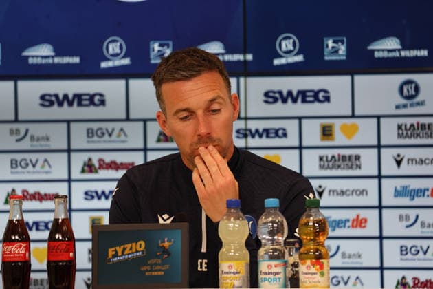 23.04.2026, xrekx, Fussball 2.Bundesliga, Karlsruher SC - Pressekonferenz v.l. Christian Eichner Trainer (Karlsruher SC) (DFL DFB REGULATIONS PROHIBIT ANY USE OF PHOTOGRAPHS as IMAGE SEQUENCES and or QUASI-VIDEO) Karlsruhe