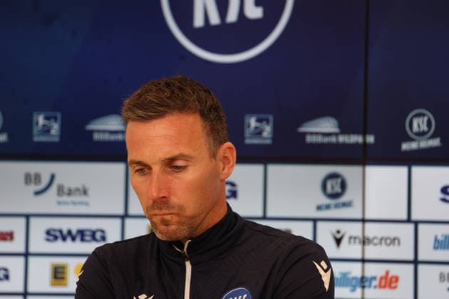 23.04.2026, xrekx, Fussball 2.Bundesliga, Karlsruher SC - Pressekonferenz v.l. Christian Eichner Trainer (Karlsruher SC) (DFL DFB REGULATIONS PROHIBIT ANY USE OF PHOTOGRAPHS as IMAGE SEQUENCES and or QUASI-VIDEO) Karlsruhe