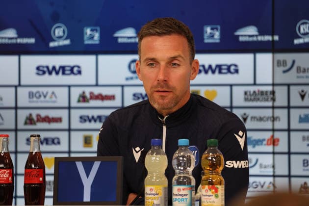 23.04.2026, xrekx, Fussball 2.Bundesliga, Karlsruher SC - Pressekonferenz v.l. Christian Eichner Trainer (Karlsruher SC) (DFL DFB REGULATIONS PROHIBIT ANY USE OF PHOTOGRAPHS as IMAGE SEQUENCES and or QUASI-VIDEO) Karlsruhe