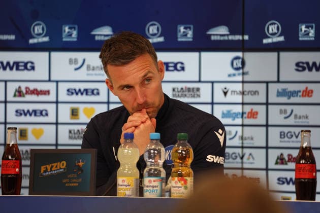 23.04.2026, xrekx, Fussball 2.Bundesliga, Karlsruher SC - Pressekonferenz v.l. Christian Eichner Trainer (Karlsruher SC) (DFL DFB REGULATIONS PROHIBIT ANY USE OF PHOTOGRAPHS as IMAGE SEQUENCES and or QUASI-VIDEO) Karlsruhe