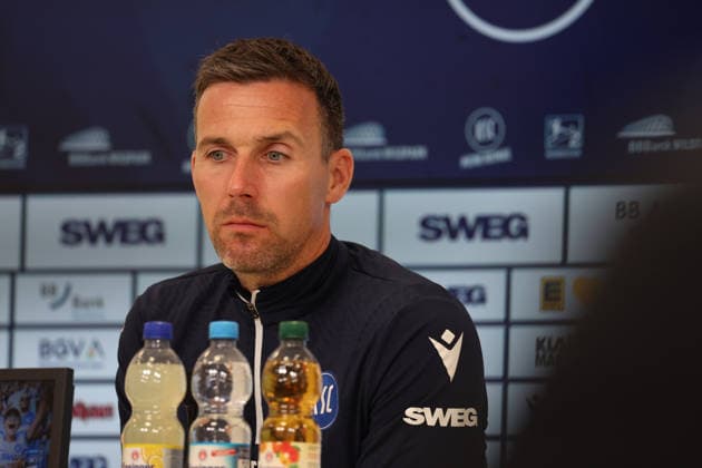 23.04.2026, xrekx, Fussball 2.Bundesliga, Karlsruher SC - Pressekonferenz v.l. Christian Eichner Trainer (Karlsruher SC) (DFL DFB REGULATIONS PROHIBIT ANY USE OF PHOTOGRAPHS as IMAGE SEQUENCES and or QUASI-VIDEO) Karlsruhe