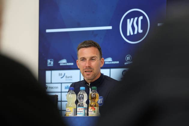 23.04.2026, xrekx, Fussball 2.Bundesliga, Karlsruher SC - Pressekonferenz v.l. Christian Eichner Trainer (Karlsruher SC) (DFL DFB REGULATIONS PROHIBIT ANY USE OF PHOTOGRAPHS as IMAGE SEQUENCES and or QUASI-VIDEO) Karlsruhe
