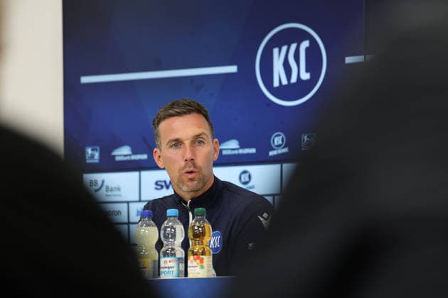 23.04.2026, xrekx, Fussball 2.Bundesliga, Karlsruher SC - Pressekonferenz v.l. Christian Eichner Trainer (Karlsruher SC) (DFL DFB REGULATIONS PROHIBIT ANY USE OF PHOTOGRAPHS as IMAGE SEQUENCES and or QUASI-VIDEO) Karlsruhe