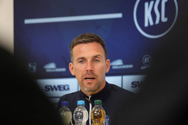23.04.2026, xrekx, Fussball 2.Bundesliga, Karlsruher SC - Pressekonferenz v.l. Christian Eichner Trainer (Karlsruher SC) (DFL DFB REGULATIONS PROHIBIT ANY USE OF PHOTOGRAPHS as IMAGE SEQUENCES and or QUASI-VIDEO) Karlsruhe