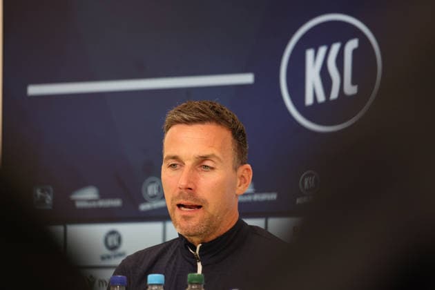 23.04.2026, xrekx, Fussball 2.Bundesliga, Karlsruher SC - Pressekonferenz v.l. Christian Eichner Trainer (Karlsruher SC) (DFL DFB REGULATIONS PROHIBIT ANY USE OF PHOTOGRAPHS as IMAGE SEQUENCES and or QUASI-VIDEO) Karlsruhe