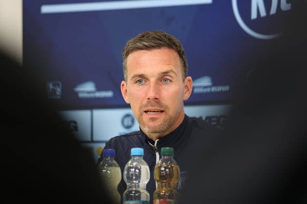 23.04.2026, xrekx, Fussball 2.Bundesliga, Karlsruher SC - Pressekonferenz v.l. Christian Eichner Trainer (Karlsruher SC) (DFL DFB REGULATIONS PROHIBIT ANY USE OF PHOTOGRAPHS as IMAGE SEQUENCES and or QUASI-VIDEO) Karlsruhe