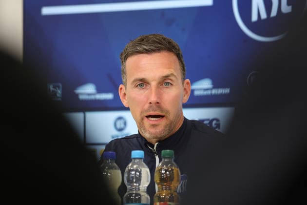 23.04.2026, xrekx, Fussball 2.Bundesliga, Karlsruher SC - Pressekonferenz v.l. Christian Eichner Trainer (Karlsruher SC) (DFL DFB REGULATIONS PROHIBIT ANY USE OF PHOTOGRAPHS as IMAGE SEQUENCES and or QUASI-VIDEO) Karlsruhe