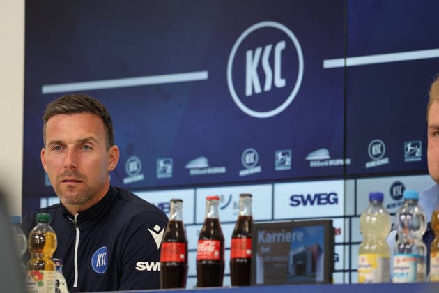 23.04.2026, xrekx, Fussball 2.Bundesliga, Karlsruher SC - Pressekonferenz v.l. Christian Eichner Trainer (Karlsruher SC) (DFL DFB REGULATIONS PROHIBIT ANY USE OF PHOTOGRAPHS as IMAGE SEQUENCES and or QUASI-VIDEO) Karlsruhe
