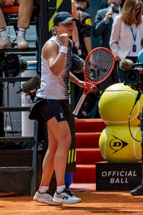 Mutua Madrid Open - Day Four MADRID, SPAIN - APRIL 23: Iga Swiatek of Poland celebrates the victory against Daria Snigur of Ukraine in the Women s Singles Round of 64 match during the Mutua Madrid Open 2026 tournament celebrated at La Caja Magica on April 22, 2026 in Madrid, Spain. Madrid La Caja Magica Madrid Spain Copyright: xAlbertoxGardinx AGardin_20260423_Tennis_Madrid_Day4_0033