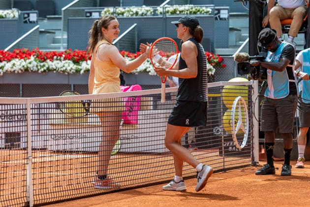 Mutua Madrid Open - Day Four MADRID, SPAIN - APRIL 23: Iga Swiatek of Poland greets Daria Snigur of Ukraine at the end of the Women s Singles Round of 64 match during the Mutua Madrid Open 2026 tournament celebrated at La Caja Magica on April 22, 2026 in Madrid, Spain. Madrid La Caja Magica Madrid Spain Copyright: xAlbertoxGardinx AGardin_20260423_Tennis_Madrid_Day4_0042