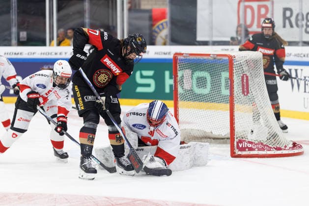 Alisha Berger (30, Schweiz) und Emily Nix (17, Deutschland) beim Spiel zwischen Deutschland v Schweiz, Eishockey, Frauen, Nationalmannschaft, 2025 2026, Vorbereitungsspiel am 23.04.2026 in Kaufbeuren, energie schwaben arena. Bayern Deutschland *** Alisha Berger 30, Switzerland and Emily Nix 17, Germany at the match between Germany v Switzerland, ice hockey, women, national team, 2025 2026, preparation match on 23 04 2026 in Kaufbeuren, energie schwaben arena Bayern Germany