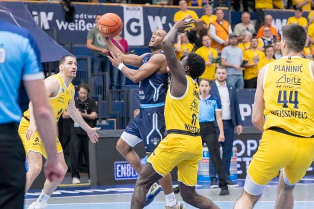 ENBL Final Four - 2025 2026 - Syntainics MBC vs.CSO Voluntari Spiel um Platz 3 Weissenfels, Deutschland 23.April 2026: Im Bild:v. li. im Zweikampf Michael Anthony Caffey (Voluntari) und Khyri Thomas (Weissenfels) Weissenfels Stadthalle Weissenfels Sachsen-Anhalt Deutschland