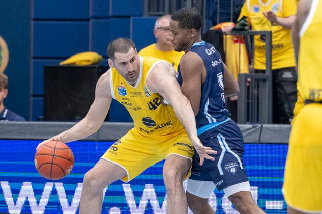 ENBL Final Four - 2025 2026 - Syntainics MBC vs.CSO Voluntari Spiel um Platz 3 Weissenfels, Deutschland 23.April 2026: Im Bild:v. li. im Zweikampf Nemanja Djurisic (Weissenfels) und Michael Anthony Caffey (Voluntari) Weissenfels Stadthalle Weissenfels Sachsen-Anhalt Deutschland