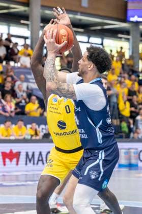 ENBL Final Four - 2025 2026 - Syntainics MBC vs.CSO Voluntari Spiel um Platz 3 Weissenfels, Deutschland 23.April 2026: Im Bild:v. li. im Zweikampf Khyri Thomas (Weissenfels) und Lee Edward Skinner (Voluntari) Weissenfels Stadthalle Weissenfels Sachsen-Anhalt Deutschland