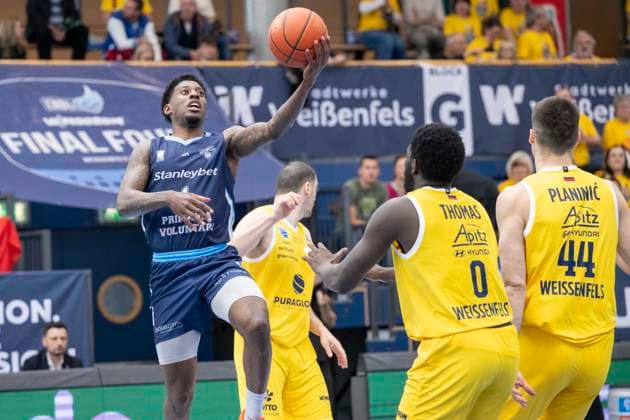 ENBL Final Four - 2025 2026 - Syntainics MBC vs.CSO Voluntari Spiel um Platz 3 Weissenfels, Deutschland 23.April 2026: Im Bild:v.li.Sacar Kofi Assante Anim (Voluntari) , Khyri Thomas (Weissenfels) und Jure Planinic (Weissenfels) Weissenfels Stadthalle Weissenfels Sachsen-Anhalt Deutschland