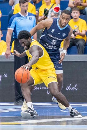 ENBL Final Four - 2025 2026 - Syntainics MBC vs.CSO Voluntari Spiel um Platz 3 Weissenfels, Deutschland 23.April 2026: Im Bild:v.li.Khyri Thomas (Weissenfels) und Michael Anthony Caffey (Voluntari) Weissenfels Stadthalle Weissenfels Sachsen-Anhalt Deutschland