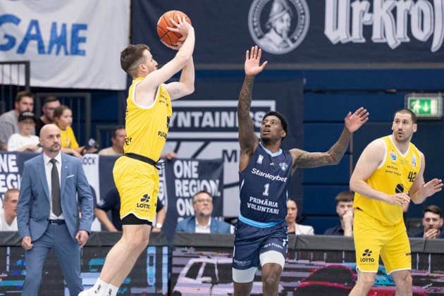 ENBL Final Four - 2025 2026 - Syntainics MBC vs.CSO Voluntari Spiel um Platz 3 Weissenfels, Deutschland 23.April 2026: Im Bild:v.li.Spencer Reaves (Weissenfels) und Sacar Kofi Assante Anim (Voluntari) Weissenfels Stadthalle Weissenfels Sachsen-Anhalt Deutschland