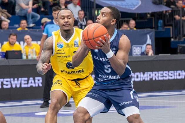 ENBL Final Four - 2025 2026 - Syntainics MBC vs.CSO Voluntari Spiel um Platz 3 Weissenfels, Deutschland 23.April 2026: Im Bild:v.li.Charles Callison (Weissenfels) und Michael Anthony Caffey (Voluntari) Weissenfels Stadthalle Weissenfels Sachsen-Anhalt Deutschland
