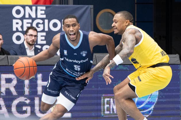 ENBL Final Four - 2025 2026 - Syntainics MBC vs.CSO Voluntari Spiel um Platz 3 Weissenfels, Deutschland 23.April 2026: Im Bild:v. li. im Zweikampf Michael Anthony Caffey (Voluntari) und Charles Callison (Weissenfels) Weissenfels Stadthalle Weissenfels Sachsen-Anhalt Deutschland