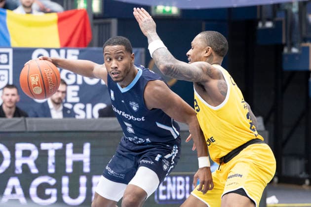ENBL Final Four - 2025 2026 - Syntainics MBC vs.CSO Voluntari Spiel um Platz 3 Weissenfels, Deutschland 23.April 2026: Im Bild:v. li. im Zweikampf Michael Anthony Caffey (Voluntari) und Charles Callison (Weissenfels) Weissenfels Stadthalle Weissenfels Sachsen-Anhalt Deutschland