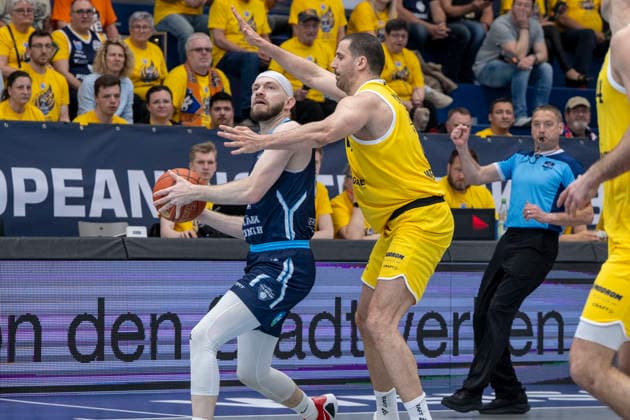 ENBL Final Four - 2025 2026 - Syntainics MBC vs.CSO Voluntari Spiel um Platz 3 Weissenfels, Deutschland 23.April 2026: Im Bild:v.li.Kodi Andrew Justice (Voluntari) und Nemanja Djurisic (Weissenfels) Weissenfels Stadthalle Weissenfels Sachsen-Anhalt Deutschland