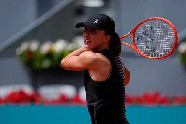 April 23, 2026, Madrid, Madrid, Spain: Iga Swiatek of Poland plays against Daria Snigur of Ukraine during the Mutua Madrid Open 2026, ATP, Tennis Herren Masters 1000 and WTA, Tennis Damen 1000, at La Caja Magica on April 23, 2026 in Madrid, Spain. Madrid Spain - ZUMAa181 20260423_zaa_a181_237 Copyright: xOscarxJ.xBarrosox