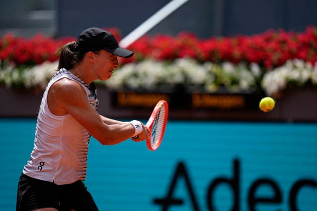 April 23, 2026, Madrid, Madrid, Spain: Iga Swiatek of Poland plays against Daria Snigur of Ukraine during the Mutua Madrid Open 2026, ATP, Tennis Herren Masters 1000 and WTA, Tennis Damen 1000, at La Caja Magica on April 23, 2026 in Madrid, Spain. Madrid Spain - ZUMAa181 20260423_zaa_a181_256 Copyright: xOscarxJ.xBarrosox