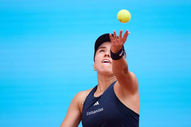 Mutua Madrid Open - Day Four Camila Osorio of Colombia serves against Naomi Osaka of Japan during the Men™s Singles match on day four of the Mutua Madrid Open at Caja Magica on April 23, 2026, in Madrid, Spain. Madrid Caja Magica Madrid Spain RL_MMO2K26_000822 Copyright: xRicardoxLarreinax