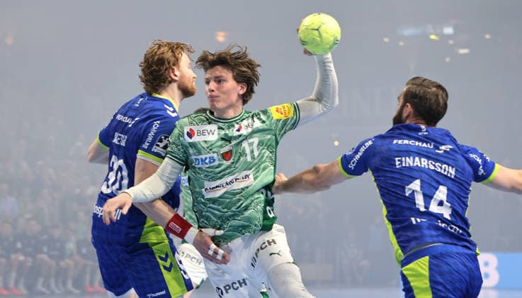 Tom Kiesler, Nils Lichtlein am Ball, Teitur Örn Einarsson Zweikampf Spielszene Aktion Handball HBL Bundesliga Herren 29. Spieltag Saison 2025 2026 23.04.2026 Füchse Berlin vs VfL Gummersbach