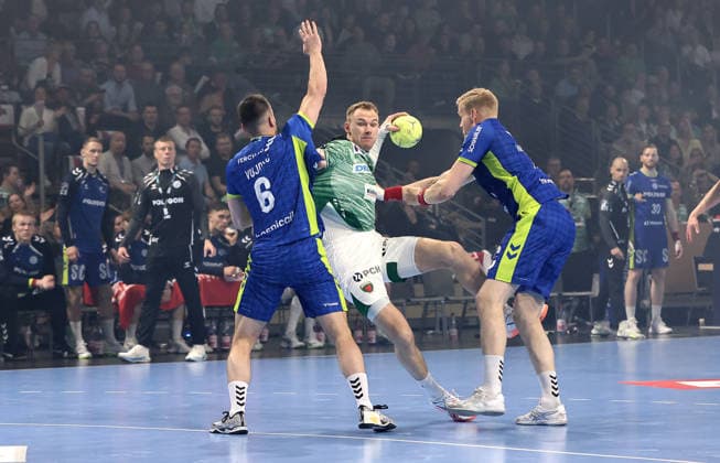 Milos Vujovic, Mathias Gidsel am Ball, Ellidi Snaer Vidarsson Zweikampf Spielszene Aktion Handball HBL Bundesliga Herren 29. Spieltag Saison 2025 2026 23.04.2026 Füchse Berlin vs VfL Gummersbach