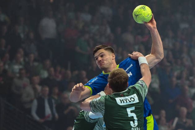 23.04.2026, xlakx, Handball Daikin HBL, Fuechse Berlin - VfL Gummersbach v.l. Kay Smits (VfL Gummersbach), Max Darj (Fuechse Berlin) setzt zum Sprungwurf an Berlin