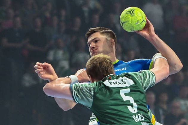 23.04.2026, xlakx, Handball Daikin HBL, Fuechse Berlin - VfL Gummersbach v.l. Kay Smits (VfL Gummersbach), Max Darj (Fuechse Berlin) setzt zum Sprungwurf an Berlin