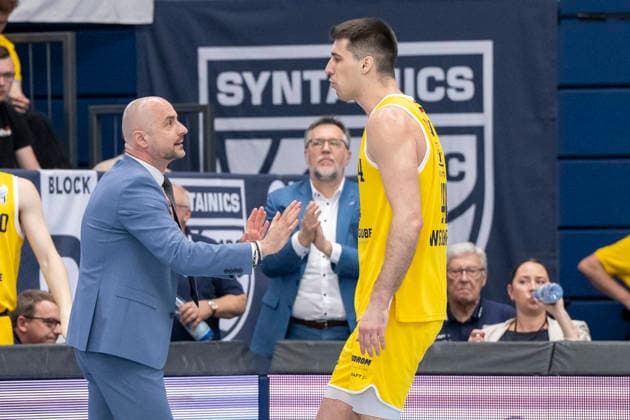 ENBL Final Four - 2025 2026 - Syntainics MBC vs.CSO Voluntari Spiel um Platz 3 Weissenfels, Deutschland 23.April 2026: Im Bild:v.li.Trainer Milenko Bogicevic (Weissenfels) und Jure Planinic (Weissenfels) Weissenfels Stadthalle Weissenfels Sachsen-Anhalt Deutschland