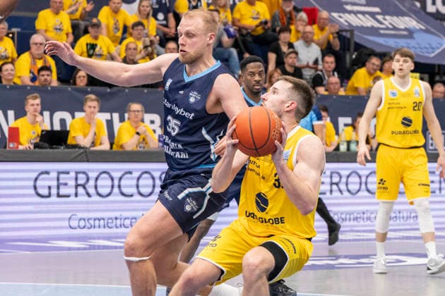 ENBL Final Four - 2025 2026 - Syntainics MBC vs.CSO Voluntari Spiel um Platz 3 Weissenfels, Deutschland 23.April 2026: Im Bild:v.li.Tudor Georde Girbea (Voluntari) und Spencer Reaves (Weissenfels) Weissenfels Stadthalle Weissenfels Sachsen-Anhalt Deutschland